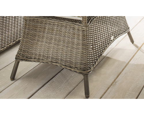 Detailansicht eines Rattansessels auf einer Holzterrasse
