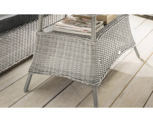 Detailansicht eines geflochtenen Beistelltisches für den Garten