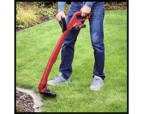 Akku Rasentrimmer im Einsatz auf einer Rasenfläche.