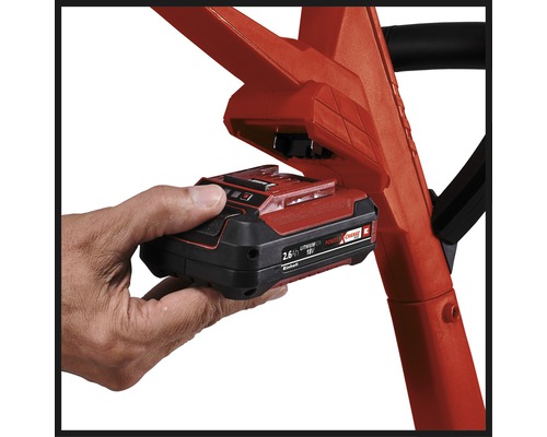 Einsetzen eines Einhell 18 Volt Akkus in ein Gerät