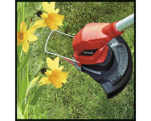 Einhell Logo Rasentrimmer im Einsatz auf einer Wiese