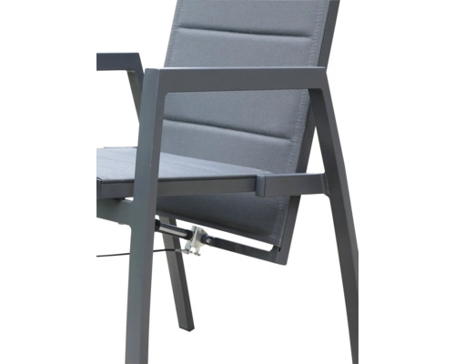 Detailaufnahme eines Gartenstuhls mit Armlehne und Verstellmechanismus