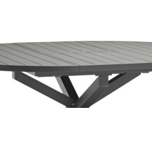 Detailansicht eines Gartentisches mit Tischplatte und Tischbeinen aus Metall