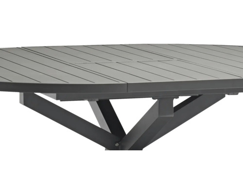 Detailansicht eines Gartentisches mit Tischplatte und Tischbeinen aus Metall