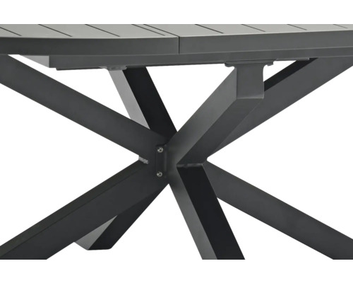Detailansicht eines Gartentisches mit Untergestell aus Metall