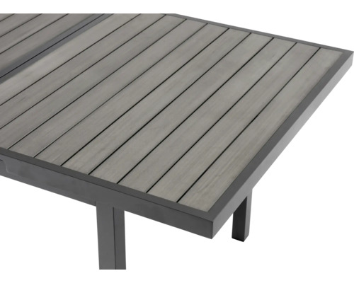 Detailansicht eines Gartentisches mit Holzlatten und Metallrahmen