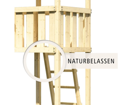 Detailansicht eines naturbelassenen Spielturms aus Holz mit Leiter