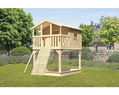 Spielhaus aus Holz mit Sandkasten im Garten