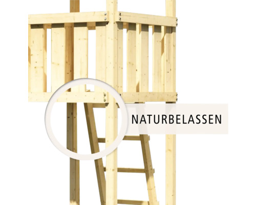Detailansicht eines naturbelassenen Holzspielturms mit Leiter