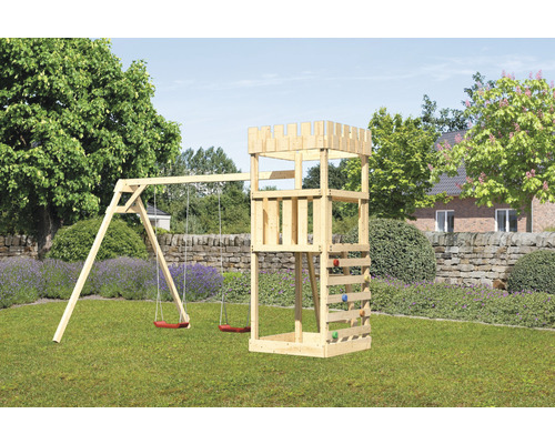 Holzspielturm mit Schaukel und Kletterwand im Garten