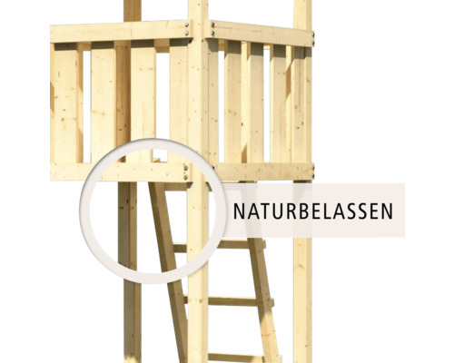 Detailansicht eines naturbelassenen Spielturms aus Holz mit Leiter.