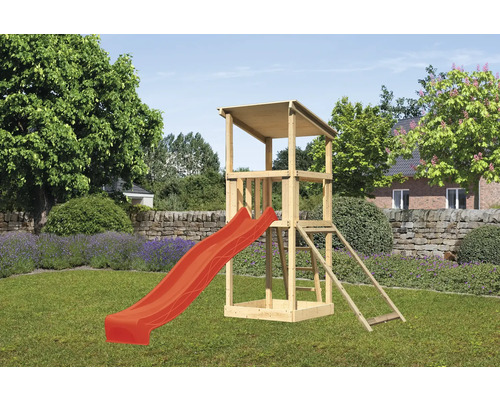 Holzspielturm mit roter Rutsche im Garten.