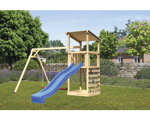 Spielplatz mit Rutsche, Schaukel und Kletterwand im Garten