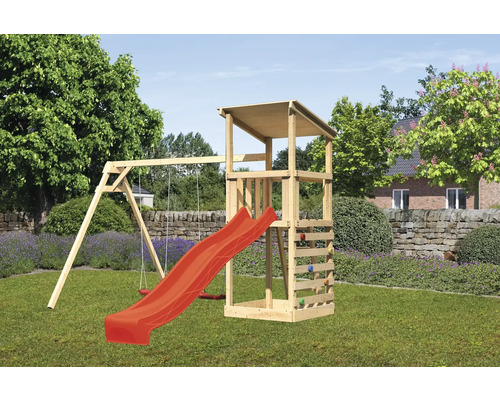 Spielplatz mit Schaukel, Kletterturm und Rutsche im Garten