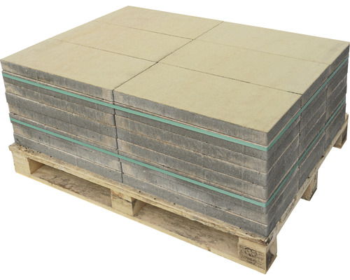 Stapel Betonplatten auf einer Palette für den Garten- und Landschaftsbau