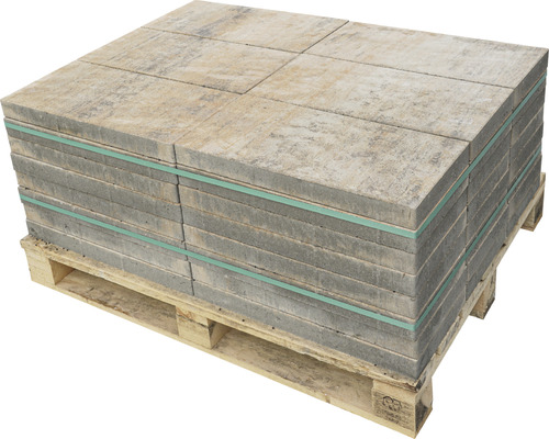 Palette mit Betonplatten für den Außenbereich