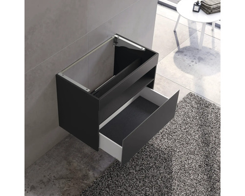 Hängender Waschtischunterschrank mit offener Schublade im Badezimmer.