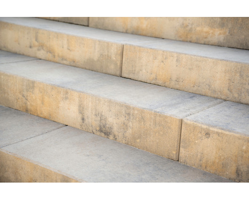 Nahaufnahme von Steintreppen im Außenbereich