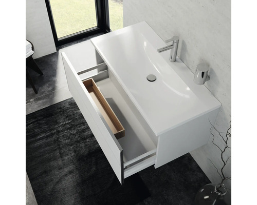 Waschtischunterschrank mit geöffneter Schublade, Aufsatzwaschbecken, Armatur und Bad-Accessoires in einem hellen Badezimmer.