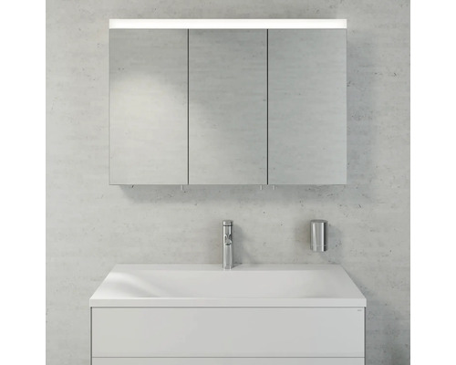 Badezimmer mit Spiegelschrank, Waschbecken und Armatur