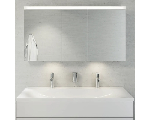 Badezimmer mit Waschbecken, Armaturen und Spiegelschrank