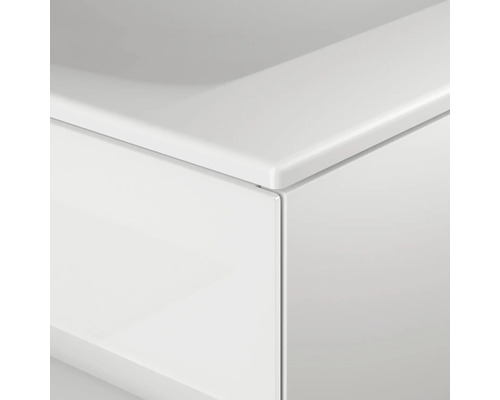 Detailaufnahme eines weißen Waschtischunterschranks mit Schublade