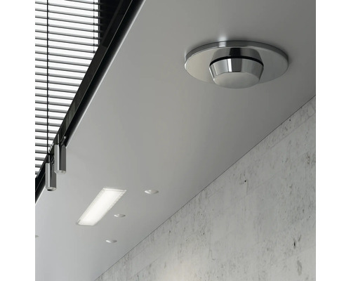 Deckenansicht mit Spots und Jalousien