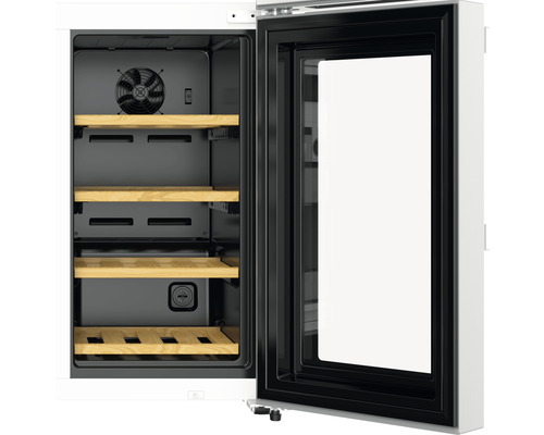 Geöffneter Weinkühlschrank mit Holzregalen und Glastür