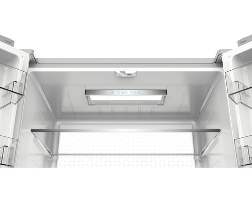 Innenraum eines Kühlschranks mit Triple Fresh Funktion und Regalböden