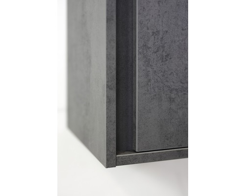 Detailaufnahme eines grauen Badezimmerschranks mit strukturierter Oberfläche.