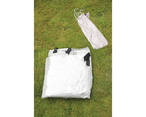 Verpacktes Zelt mit Heringen auf Gras