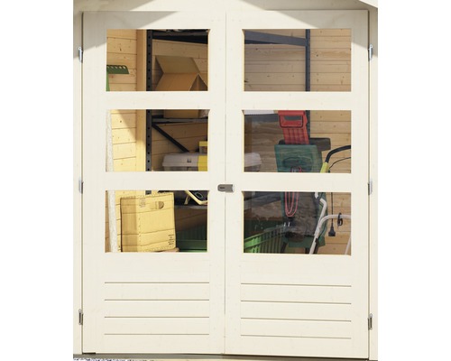 Doppeltür einer Gartenhütte mit eingelassenen Fenstern und Blick auf Regale und Gartengeräte im Inneren