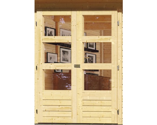 Doppeltür aus Holz mit Glaseinsätzen für ein Gartenhaus.