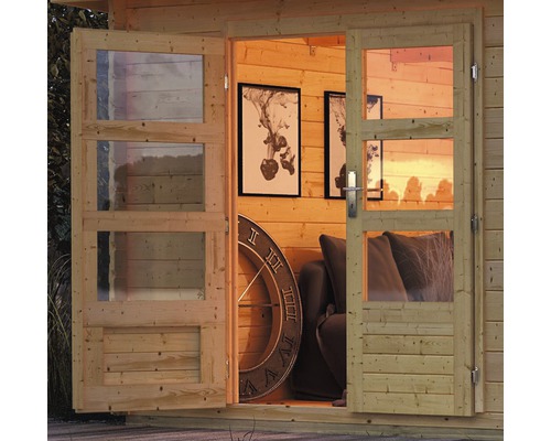 Offene Holztür eines Gartenhauses mit Fenstern