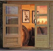 Offene Holztür eines Gartenhauses mit Fenstern und Interieur
