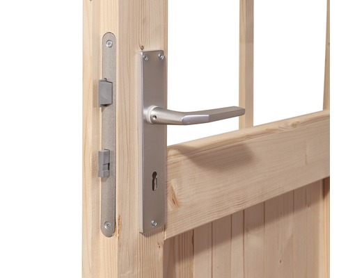 Detailansicht eines Gartentors aus Holz mit silberfarbenem Türdrücker und Schloss