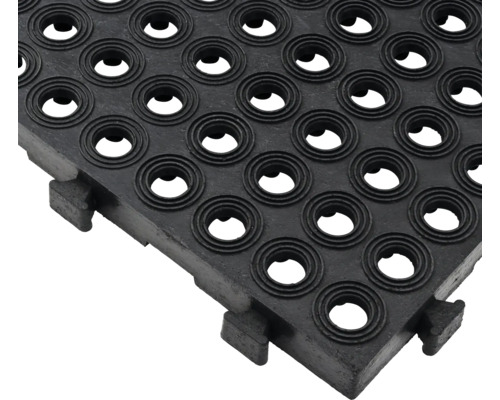 Schwarze Gummimatte mit Löchern.