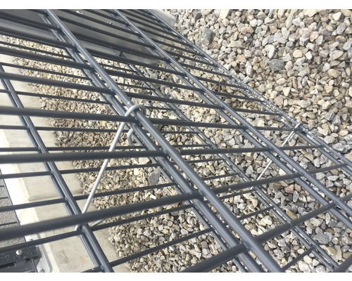 Detailaufnahme eines Zaunelements mit Befestigungsklammer