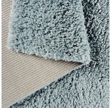 Detailansicht eines Teppichs mit hohem Flor und gewebter Rückseite