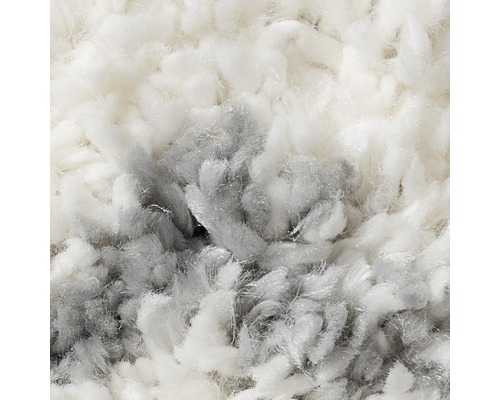 Detailaufnahme eines hochflorigen Teppichs mit Textilstruktur