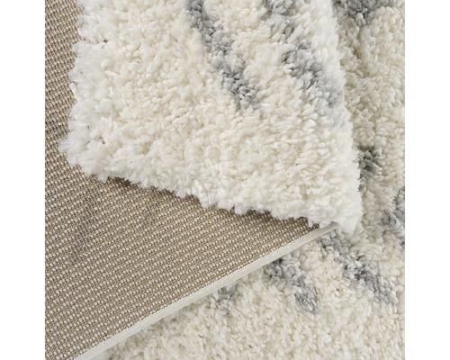 Detailansicht eines weißen Hochflorteppichs mit Muster