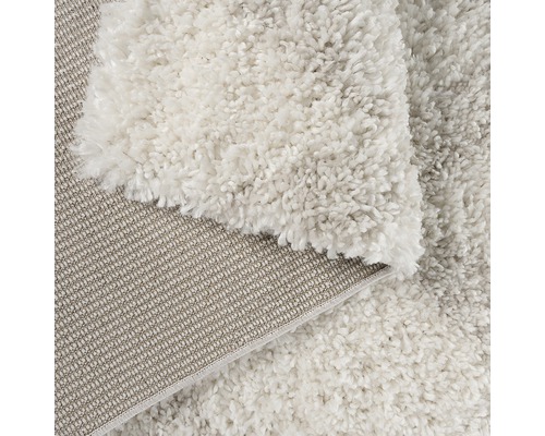 Weißer Hochflor Teppich mit gekettelten Kanten