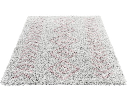 Grauer Teppich mit geometrischen Mustern