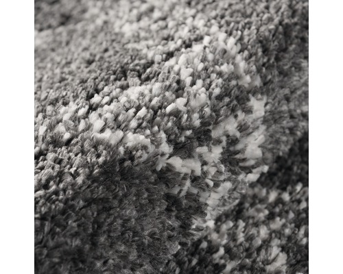 Detailansicht eines Teppichs mit hohem Flor