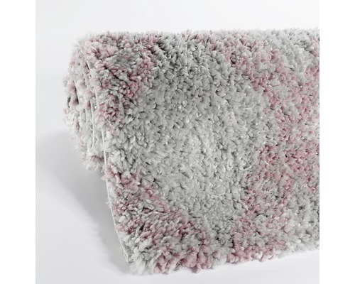 Gerollter Teppich mit Hochflorstruktur