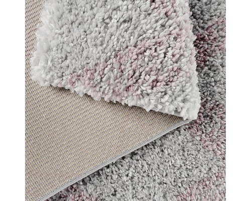 Detailansicht eines Teppichs mit hohem Flor