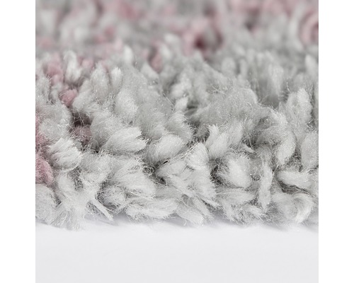 Detailaufnahme eines hochflorigen Teppichs