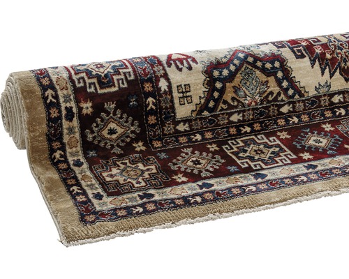 Gerollter Teppich mit traditionellem Muster