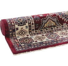 Gerollter Teppich mit orientalischem Muster