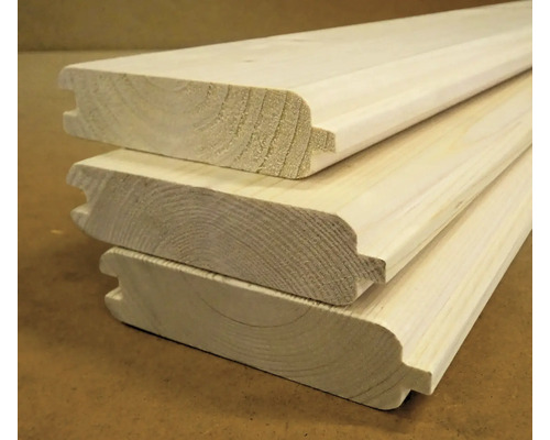 Drei Profilholzbretter aus Holz gestapelt